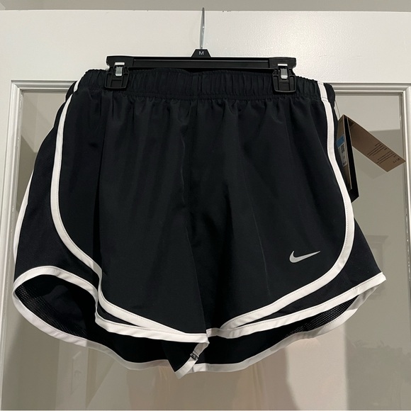 WOMENS NIKE DRI FIT RUNNING SHORTS SIZE MEDIUM IN BLACK/WHITE NWT! - Picture 4 of 5